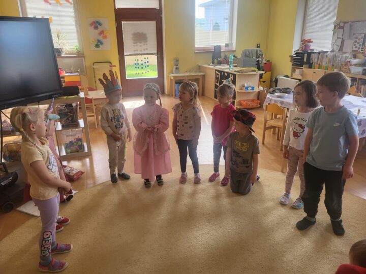 Princeznička na bále, poztrácela korále…Ferdové