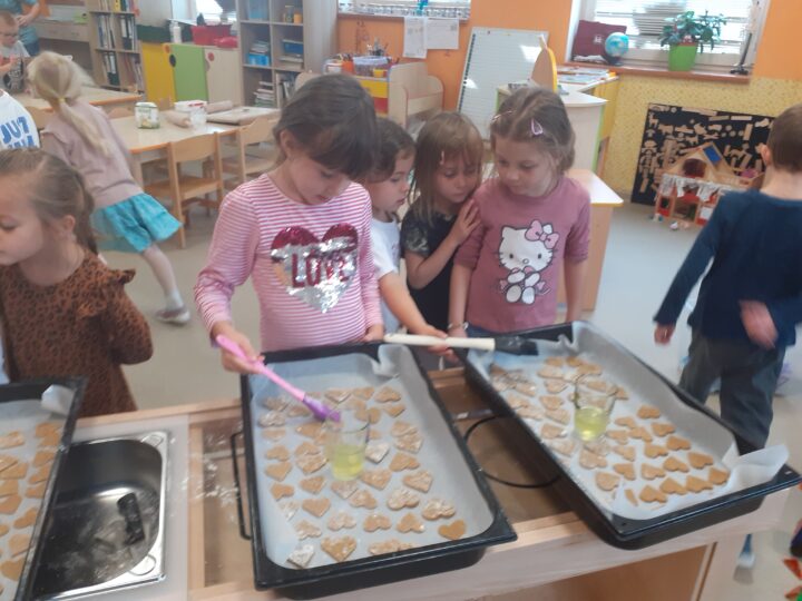 Co se děje v Perníkové chaloupce u Broučků?