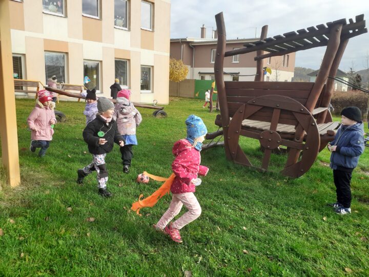 Práce na zahradě a Hubertova jízda. Broučci