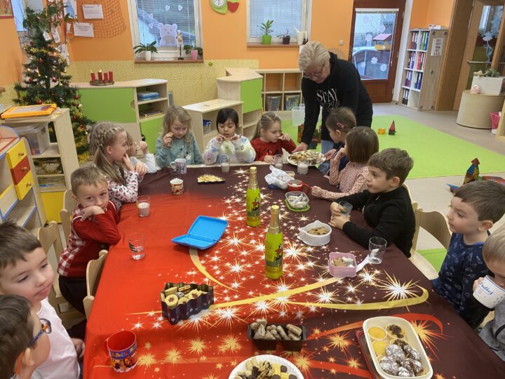 Sejdeme se spolu u svátečního stolu a vánoční nadílka u Broučků